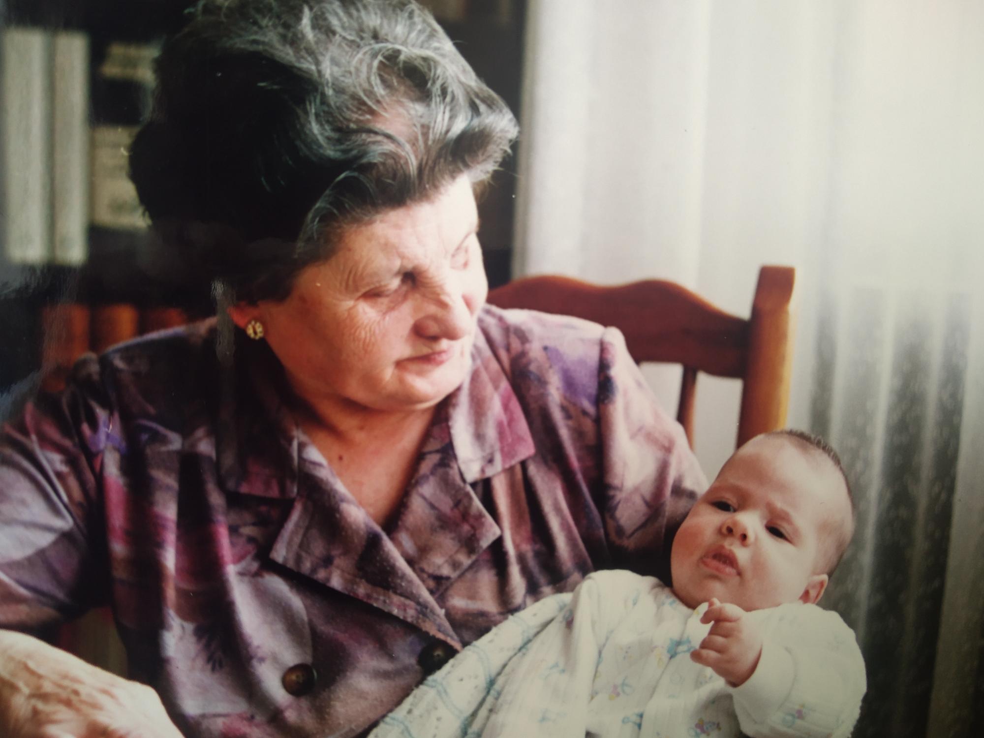 Eulalia Barrera con uno de nietos